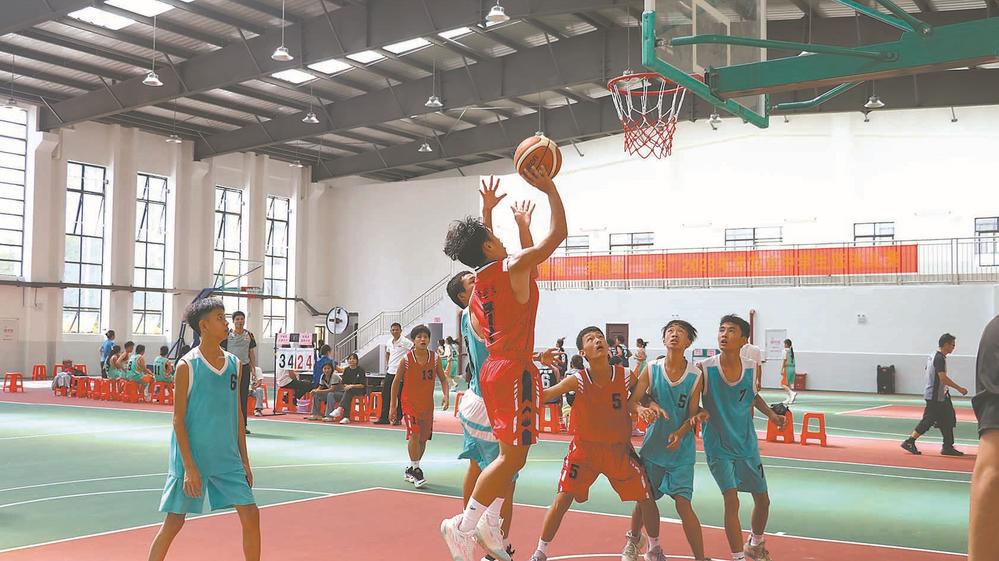 全市中学生篮球比赛鸣哨