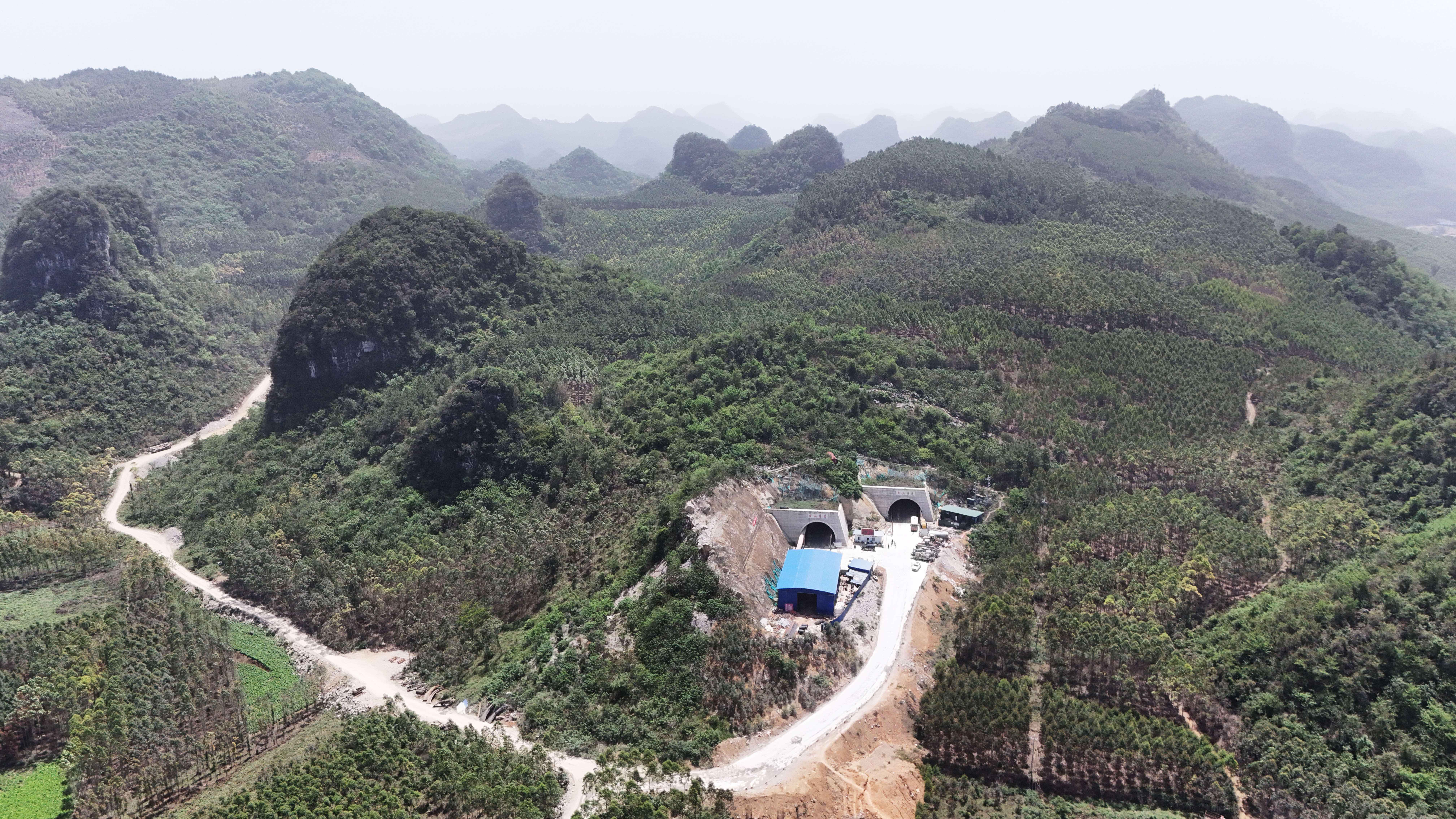 鱼宜高速公路8标段白山隧道左洞顺利贯通