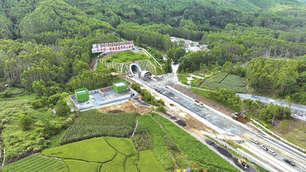柳梧铁路最长隧道顺利贯通