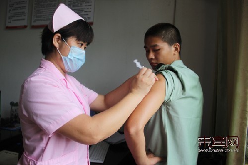 消防官兵接种乙肝疫苗 ---来宾网
