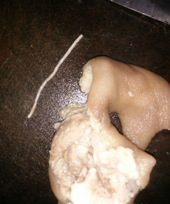 我市工作人员正在查验某超市猪肉检疫票据。 网传猪肉里有虫子的图片。(图片来自网络) 摊主展示从猪肉里挑出的被误为是虫子的血管。 近日,不少市民的微信朋友圈里疯传一条令人震惊的消息:猪肉里有钩虫!不仅如此,有人在本地网络论坛上接连发帖称,买到了带虫的猪肉。随着猪肉有钩虫事件的持续发酵,一时间不少人谈肉色变,部分市民甚至已连续多日不敢买猪肉。 骇闻疯传 市民怕了 好多人都讲有虫,我家已经一个星期不买猪肉了。家住北二路的韦女士以往都到建宾市场一带买猪肉,但是,自从8月22日她的女儿通过手