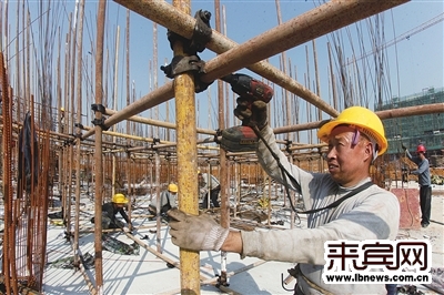 招聘建筑工地工人_农民工年年进城,为何到老手里还没钱,还要下田种地 答案太扎心(3)