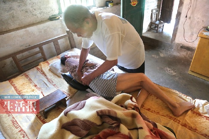不离不弃:老汉独自照顾瘫痪妻子18年 ---来宾网
