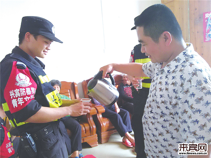 防暴民警假日巡逻时,热心市民送上茶水.