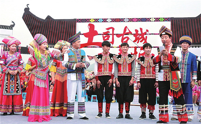 马泗蓝莓园里录制现场中的对唱山歌一幕.(蓝春青 摄)