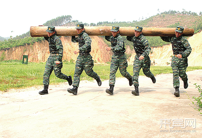 热练三伏 武警战士训练场上竞风流