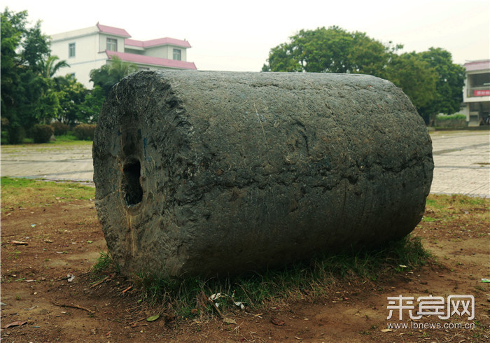 当年用于碾压大坝的石滚.