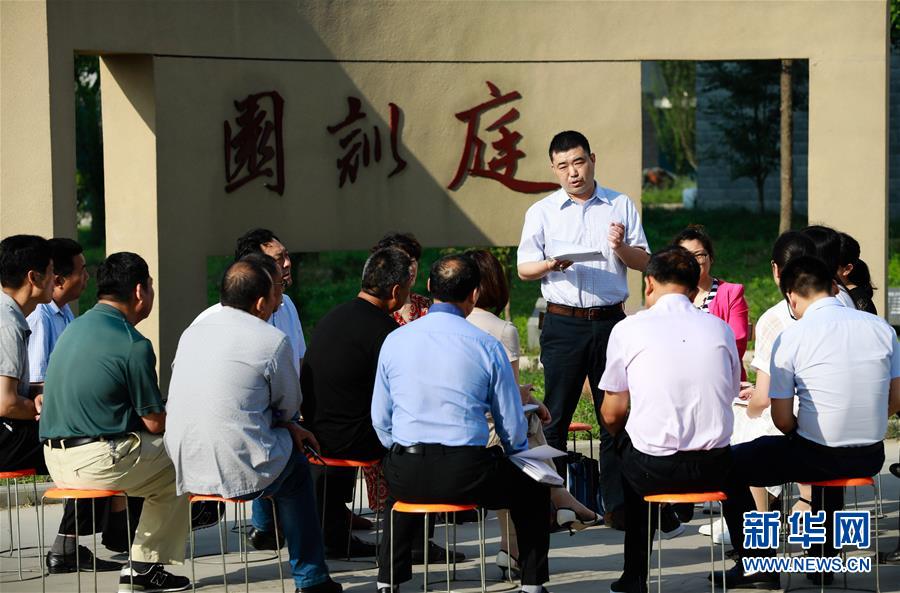 (新华全媒头条·改革开放40年变迁系列述评·图文互动)(2)坚强的保障——改革开放40年变迁系列述评政治篇