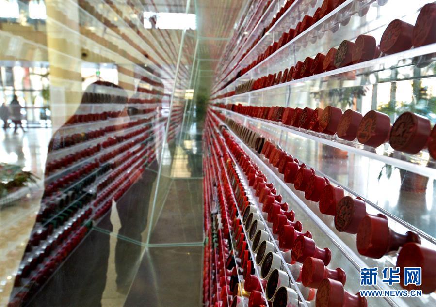 (新华全媒头条·改革开放40年变迁系列述评·图文互动)(7)坚强的保障——改革开放40年变迁系列述评政治篇