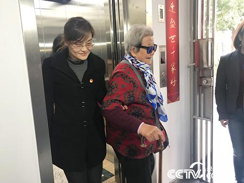 加装电梯后,93岁的李阿婆每天能“轻松”上下楼了。(孔华/摄)