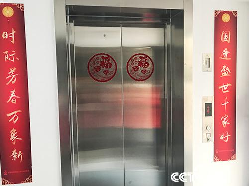 老旧小区加装电梯成了高龄老人迫切的心愿。(孔华/摄)