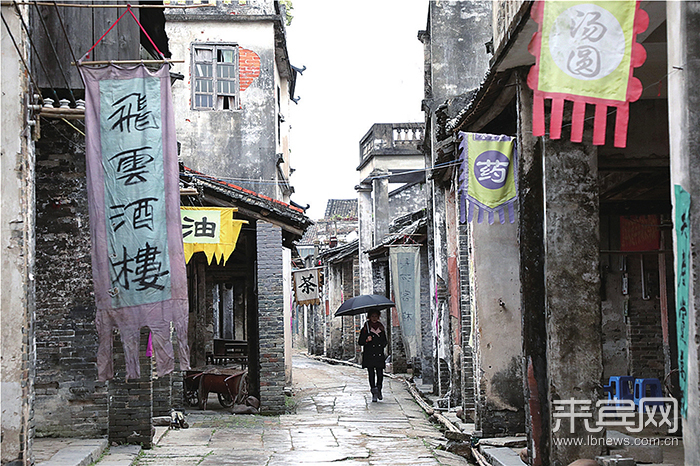当天,电影《三月来客》开机仪式在象州县运江古镇举行,为我市献上一份