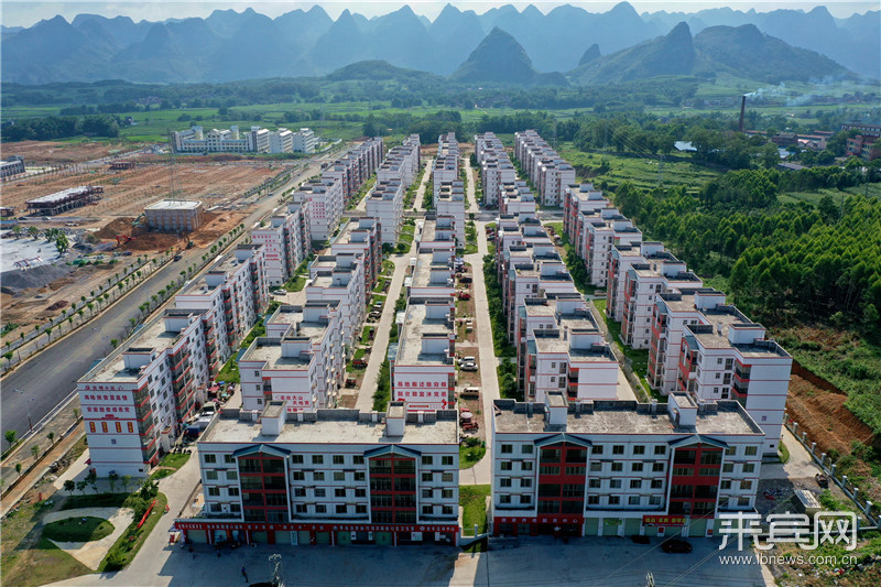 忻城县城南新区易地扶贫搬迁安置点光明小区航拍图.(潘显高 摄)