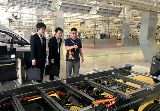 客户经理深入柳州五菱新能源汽车有限公司了解企业生产情况。梁东密摄