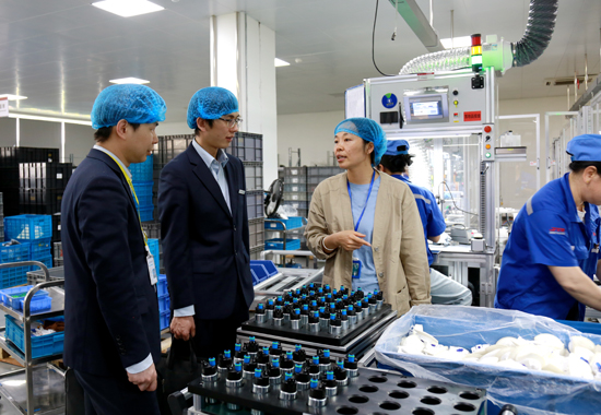 客户经理深入广西淞森车用部件有限公司了解企业生产情况。梁东密摄