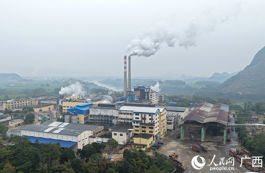 新榨季，广西来宾东糖迁江有限公司厂区一片繁忙。人民网 付华周摄